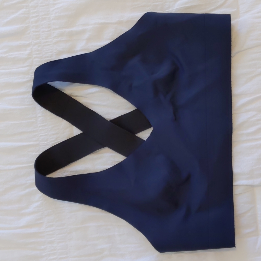 Athleta Crossover Reversible Sports Bra (A-C) | S in Black / Navy
